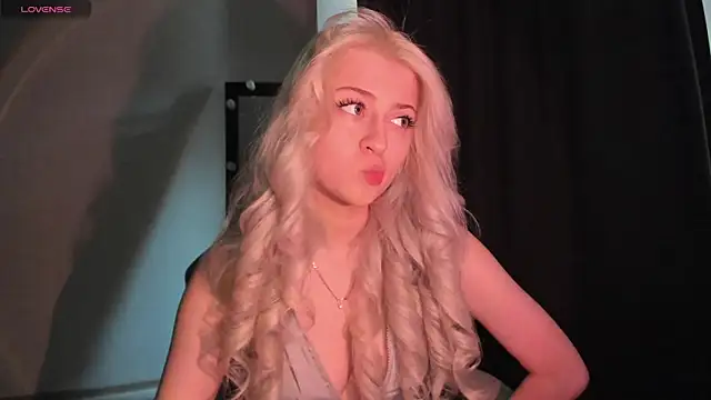 SandraSss online show from April 1, 11:00 am