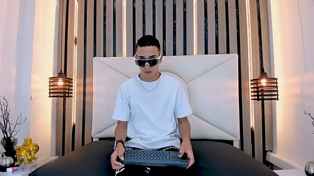 Snapshot of santiago_deluca chatting on April 7, 7:47 pm santiago deluca online show from April 7, 7:47 pm