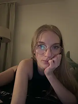 Snapshot of EvaEvis chatting on April 15, 7:58 pm EvaEvis online show from April 15, 7:58 pm
