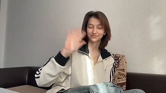 Snapshot of Aliceborderland chatting on April 1, 7:42 am Aliceborderland online show from April 1, 7:42 am