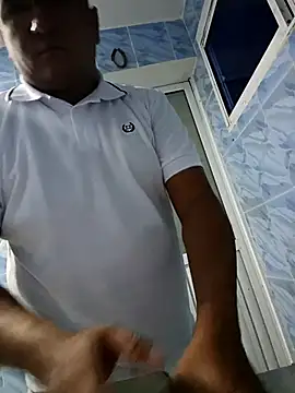 Snapshot of luis20212 chatting on April 13, 8:42 am luis20212 online show from April 13, 8:42 am