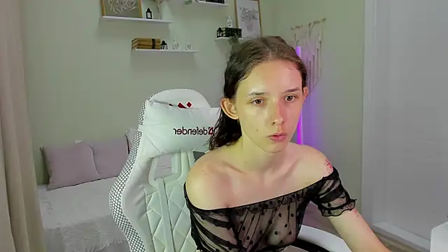 Snapshot of AnnaOddy chatting on June 29, 2:51 am AnnaOddy online show from June 29, 2:51 am