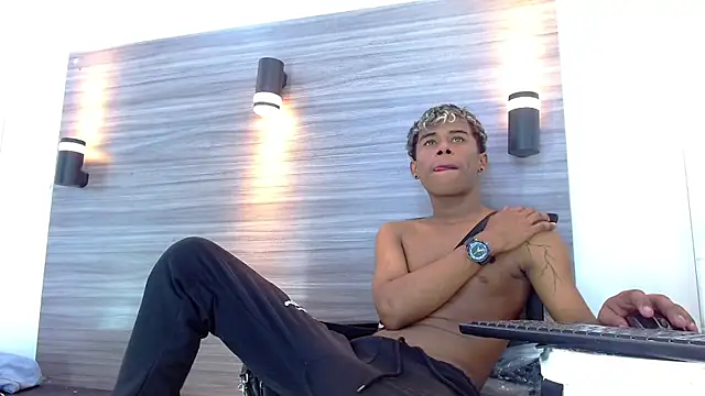 Snapshot of LuckyBluex chatting on March 29, 2:55 am LuckyBluex online show from March 29, 2:55 am