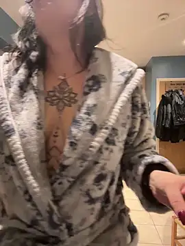 Snapshot of IvyBelleMilf chatting on April 6, 4:57 am IvyBelleMilf online show from April 6, 4:57 am