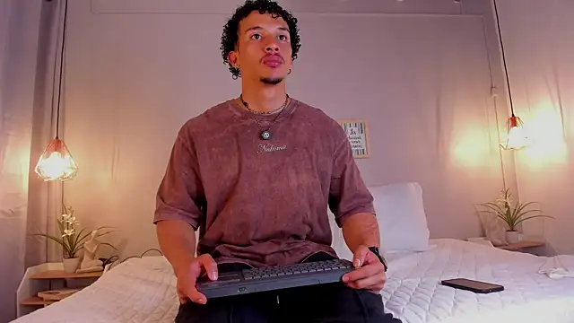 Snapshot of dominik_drake chatting on June 4, 12:44 pm dominik drake online show from June 4, 12:44 pm