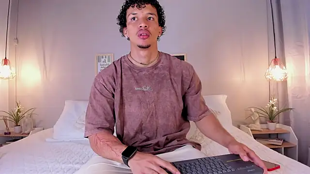 Snapshot of dominik_drake chatting on June 25, 12:42 pm dominik drake online show from June 25, 12:42 pm