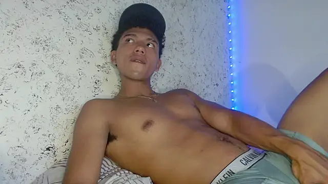 Snapshot of tonydesire_ chatting on April 11, 8:13 pm tonydesire online show from April 11, 8:13 pm