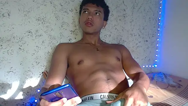 Snapshot of tonydesire_ chatting on April 15, 9:59 pm tonydesire online show from April 15, 9:59 pm