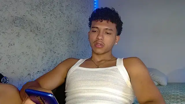 Snapshot of tonydesire_ chatting on April 20, 7:59 pm tonydesire online show from April 20, 7:59 pm