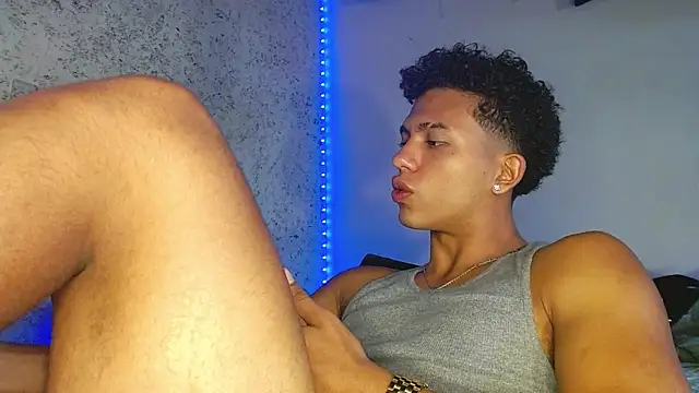 Snapshot of tonydesire_ chatting on April 22, 7:37 pm tonydesire online show from April 22, 7:37 pm