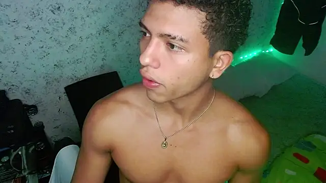 Snapshot of tonydesire_ chatting on July 1, 8:41 pm tonydesire online show from July 1, 8:41 pm