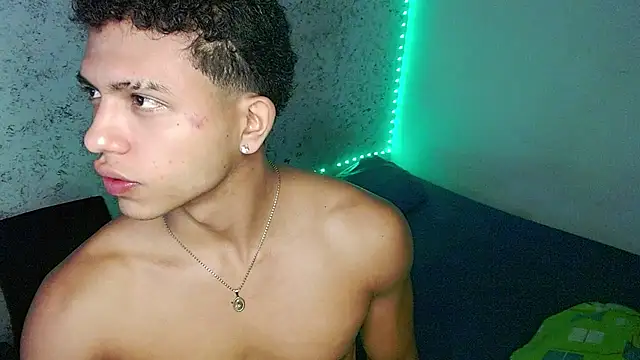 Snapshot of tonydesire_ chatting on July 2, 8:37 pm tonydesire online show from July 2, 8:37 pm