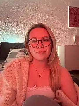 Snapshot of miialive chatting on March 30, 6:31 pm miialive online show from March 30, 6:31 pm