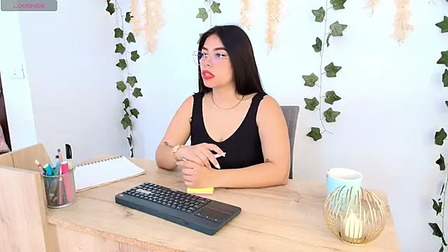 Snapshot of Ariana_castillo02 chatting on May 5, 1:08 pm Ariana castillo02 online show from May 5, 1:08 pm