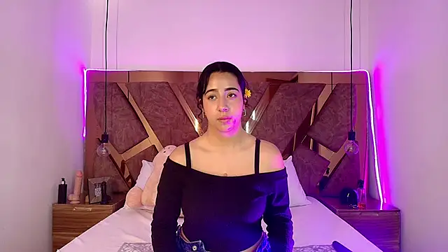 Snapshot of bella_swwan_ chatting on June 1, 8:32 pm bella swwan online show from June 1, 8:32 pm