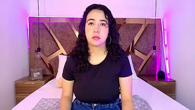 Snapshot of bella_swwan_ chatting on June 24, 1:32 pm bella swwan online show from June 24, 1:32 pm