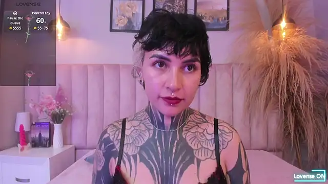 Snapshot of Luana_fiore chatting on April 13, 12:21 pm Luana fiore online show from April 13, 12:21 pm