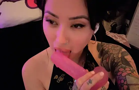 Snapshot of iamivyluv chatting on April 15, 3:57 am iamivyluv online show from April 15, 3:57 am