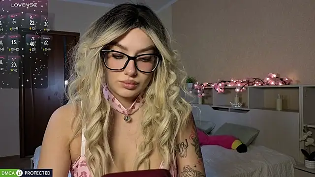 Snapshot of Emily_Bloom_119 chatting on July 1, 8:38 am Emily Bloom 119 online show from July 1, 8:38 am