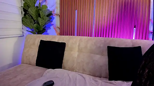 SamanthaVelvett  online show from April 14, 3:45 am