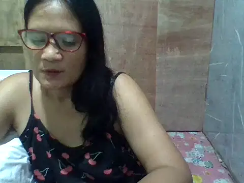Snapshot of PinayZaira chatting on May 6, 12:10 pm PinayZaira online show from May 6, 12:10 pm