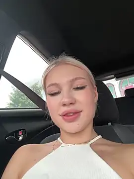 Snapshot of Kiss_Auroraa chatting on May 15, 5:03 am Kiss Auroraa online show from May 15, 5:03 am