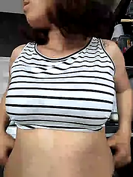 Snapshot of Akhanex01 chatting on June 27, 6:35 pm Akhanex01 online show from June 27, 6:35 pm