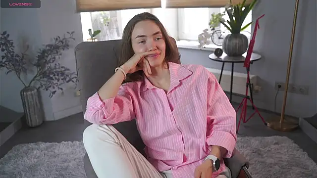 MoiraGleitz online show from April 19, 5:29 am