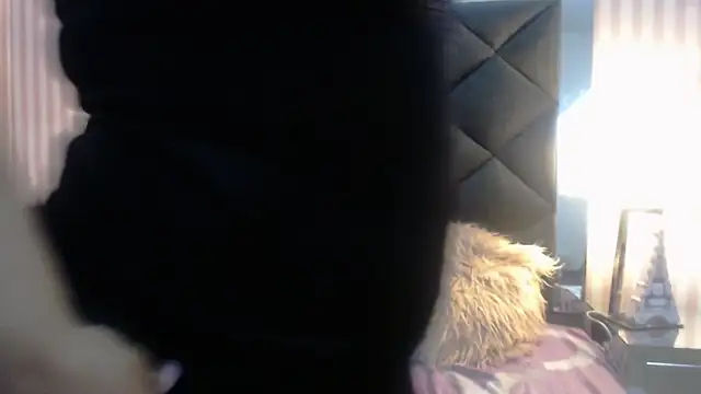 ViviJones online show from April 6, 8:10 pm