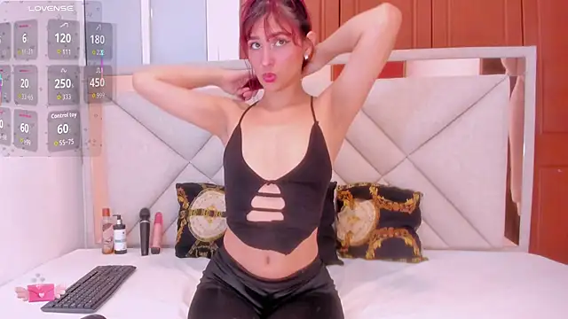 Snapshot of lili_blaze chatting on April 28, 12:54 pm lili blaze online show from April 28, 12:54 pm
