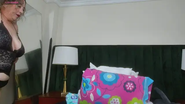 Snapshot of RoxanneSquirt chatting on May 16, 12:18 am RoxanneSquirt online show from May 16, 12:18 am