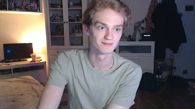 Snapshot of Daniel_Yumm chatting on April 5, 11:57 pm Daniel Yumm online show from April 5, 11:57 pm