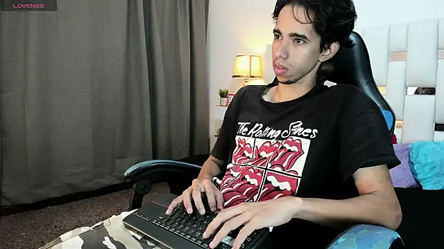 Snapshot of Alessandro_Abruzzo chatting on May 1, 3:22 am Alessandro Abruzzo online show from May 1, 3:22 am