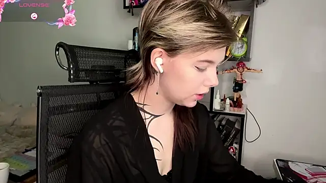 Snapshot of MadalynNosel chatting on May 24, 7:02 am MadalynNosel online show from May 24, 7:02 am