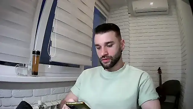 Snapshot of DaddySlava chatting on April 4, 4:59 pm DaddySlava online show from April 4, 4:59 pm