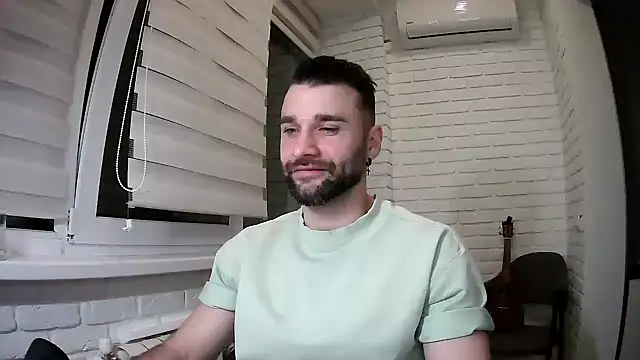 Snapshot of DaddySlava chatting on April 5, 6:27 pm DaddySlava online show from April 5, 6:27 pm