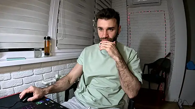 Snapshot of DaddySlava chatting on April 16, 8:53 pm DaddySlava online show from April 16, 8:53 pm