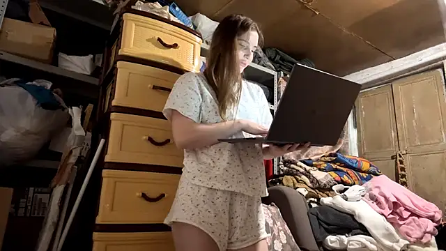 VelvetNoirra online show from April 4, 2:25 pm