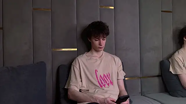 EdwardHogan online show from April 5, 9:01 pm