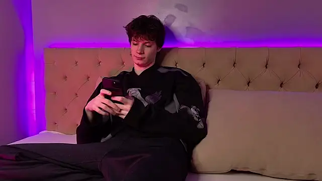 EdwardHogan online show from April 15, 3:08 pm