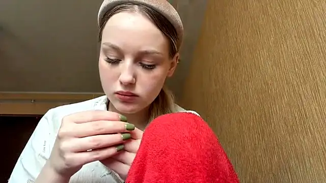 ElvieTribou online show from April 7, 8:15 am