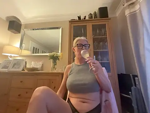 Laylaskyexx online show from June 15, 8:33 pm