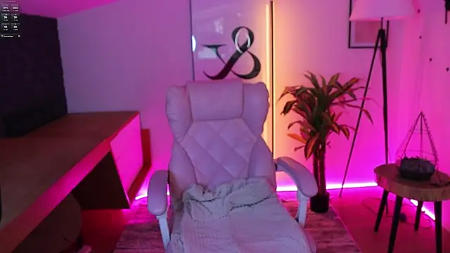 Snapshot of Liil_Peach chatting on May 18, 8:14 pm Liil Peach online show from May 18, 8:14 pm