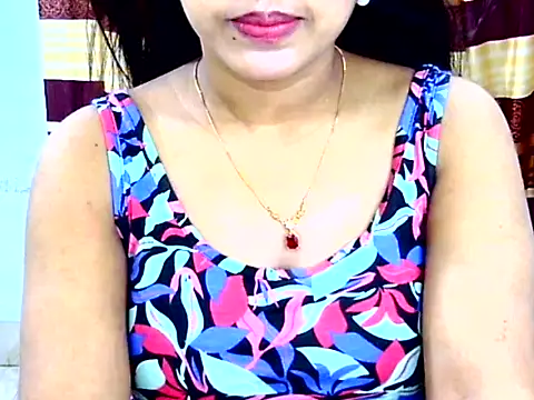 Snapshot of Noor_Zarin chatting on April 16, 10:34 pm Noor Zarin online show from April 16, 10:34 pm