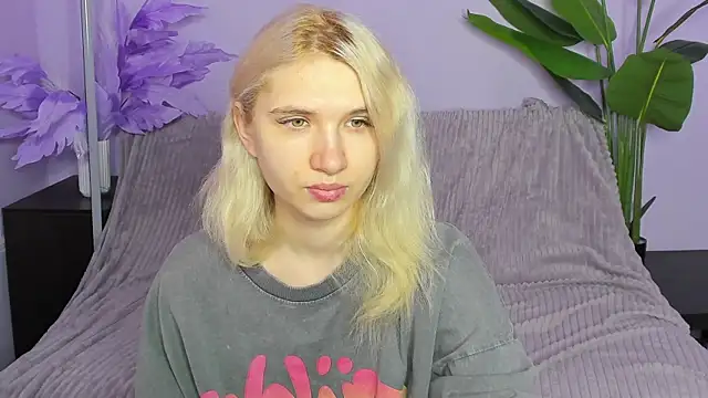 Snapshot of Kitty_Blondie chatting on April 7, 4:13 am Kitty Blondie online show from April 7, 4:13 am