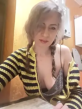 Snapshot of TaynaSecret chatting on April 7, 8:31 pm TaynaSecret online show from April 7, 8:31 pm