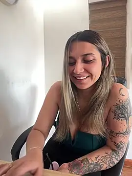 Isabella varella- online show from May 6, 1:38 pm