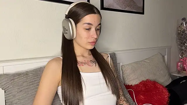 Snapshot of NoBurtenGirl chatting on April 3, 6:50 pm NoBurtenGirl online show from April 3, 6:50 pm