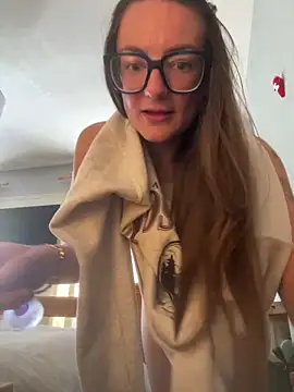 Snapshot of MiaLovesxxx chatting on April 29, 10:08 am MiaLovesxxx online show from April 29, 10:08 am