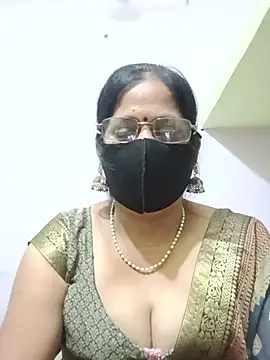 Snapshot of SEEMA_012 chatting on June 18, 5:19 am SEEMA 012 online show from June 18, 5:19 am